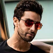 Male model wearing the Bolle Navis 12581, Matt Gun with striking Brown Fire lenses